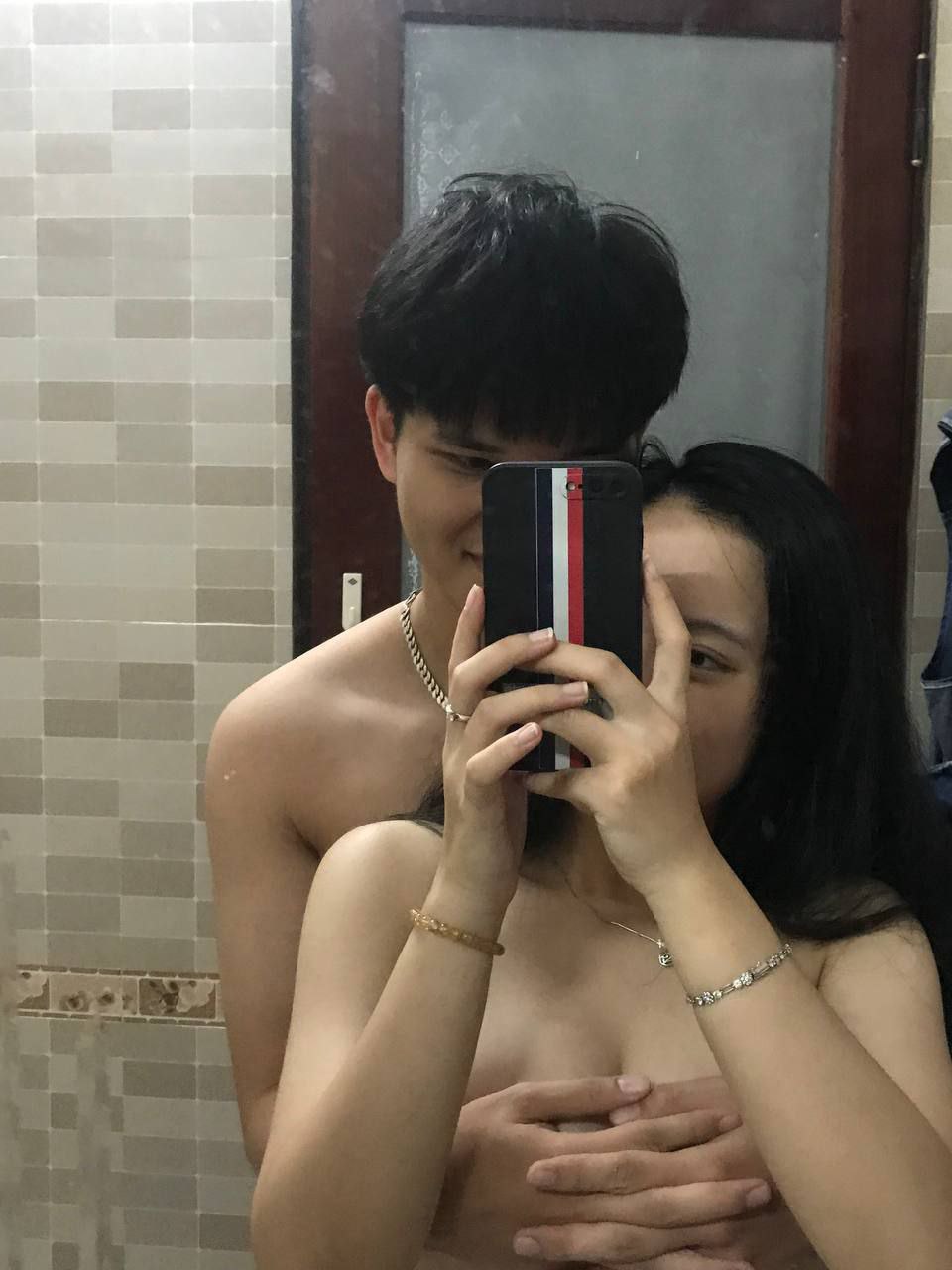 Bị vợ bạn lén lút bú buồi trong bếp